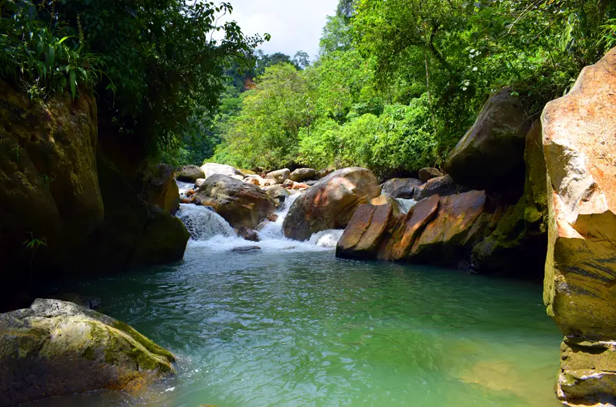 Rios cristalinos y piscinas naturales por todo Acacias.